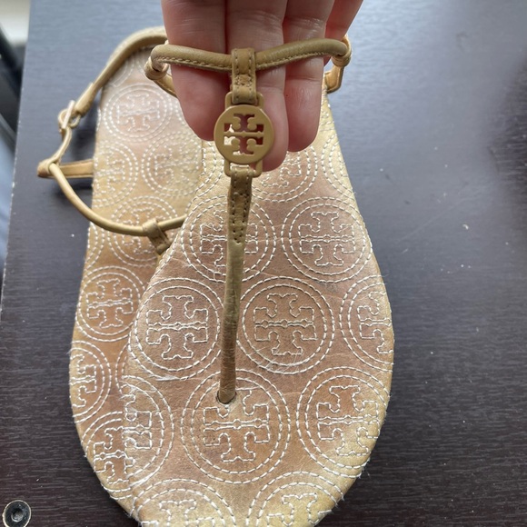 Tory Burch Tan Sandals Elegant T-Strap Design - Picture 2 of 2
